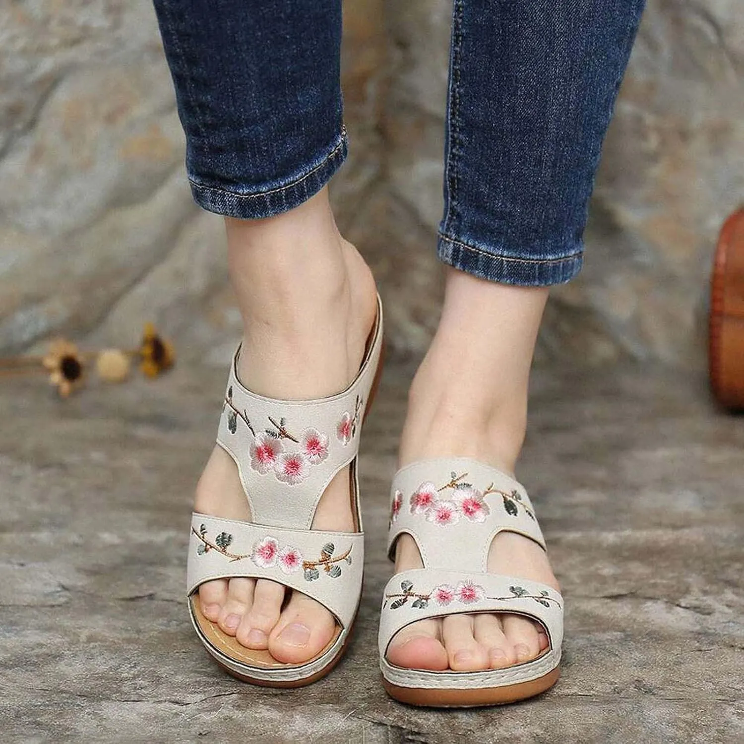 Womens Flat Sandals Embroidered Slides Summer Comfort Walking Sandals Lightweight Arch Support Daily Use