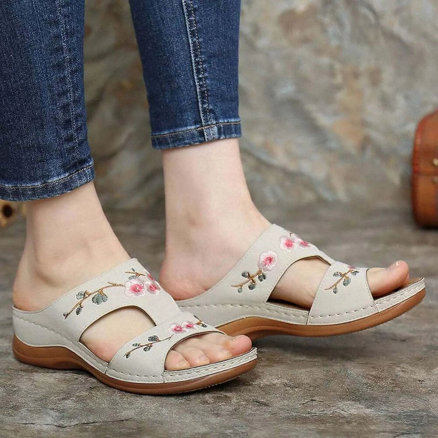 Womens Flat Sandals Embroidered Slides Summer Comfort Walking Sandals Lightweight Arch Support Daily Use