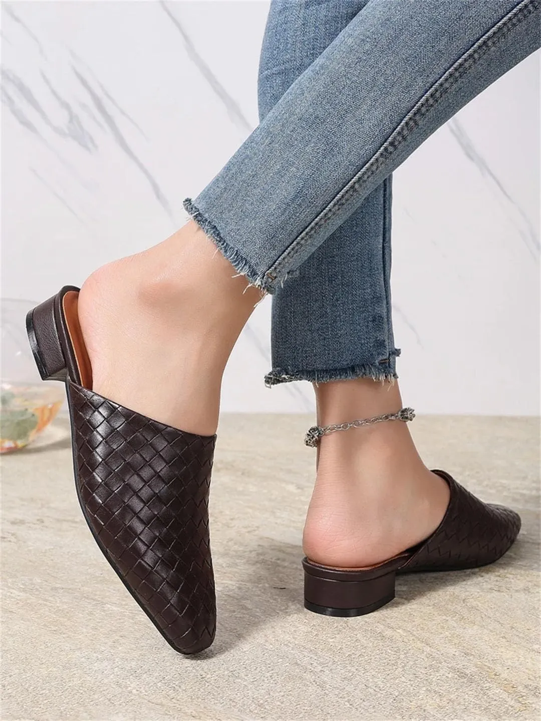 WomenS PU Leather Flat Heel Round Toe Pull On Leisure Retro Casual Mules for Daily Shopping and Walking
