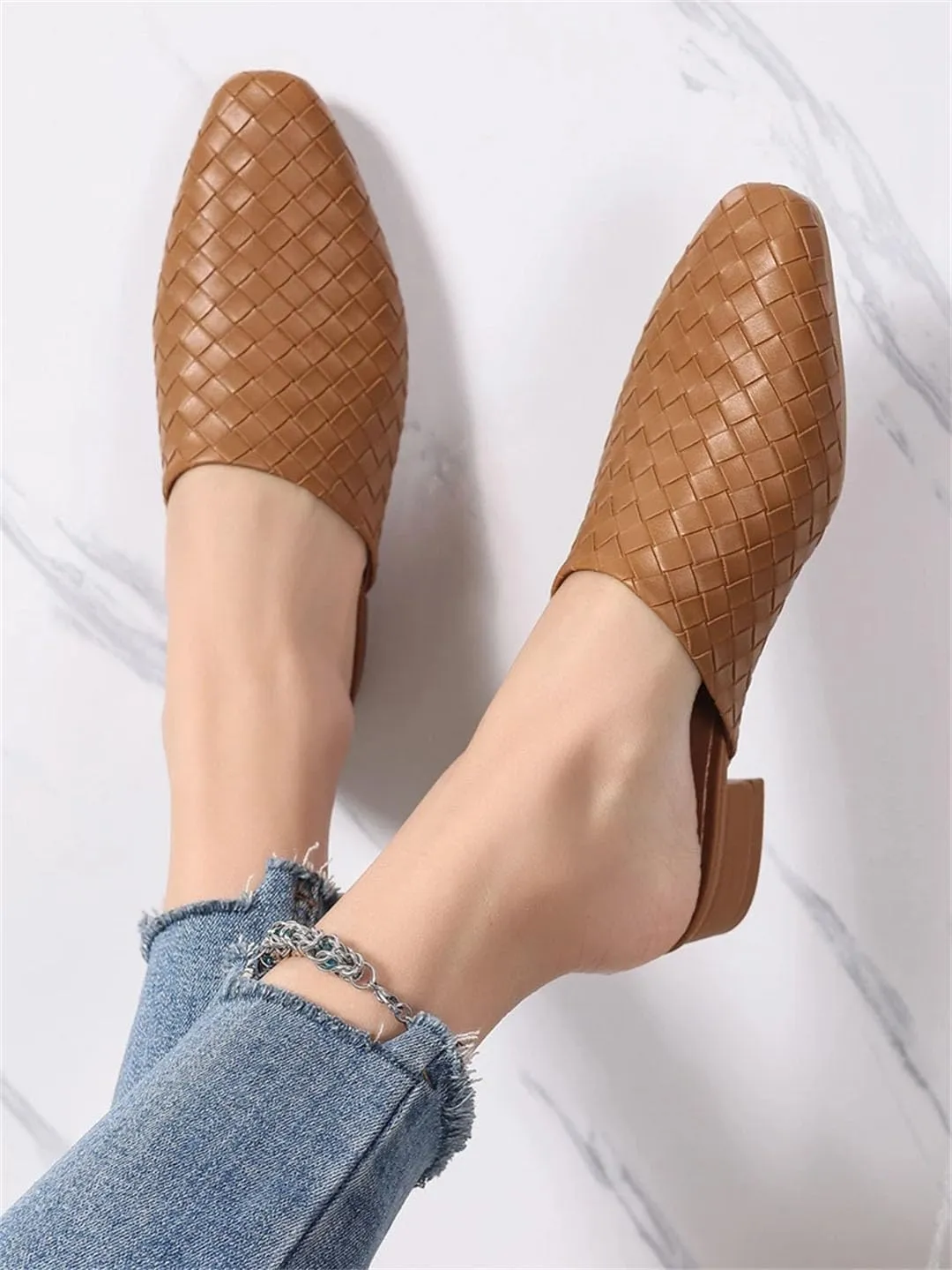 WomenS PU Leather Flat Heel Round Toe Pull On Leisure Retro Casual Mules for Daily Shopping and Walking